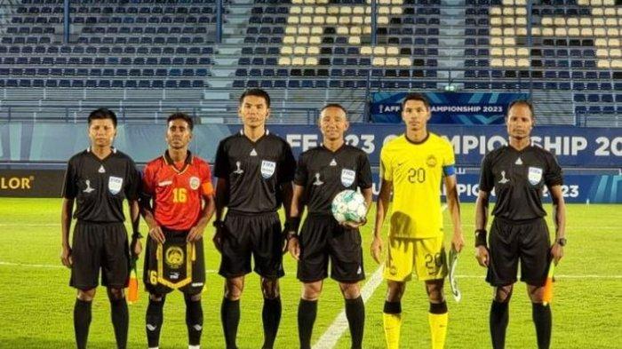 Kapten tim dan wasit pose bersama sebelum laga Timor Leste vs Malaysia pada pertandingan terakhir Grup B Piala AFF U23 2023 di PTT Stadium, Rayong, Thailand, Selasa (22/8/2023) malam. Malaysia menang 3-1.
