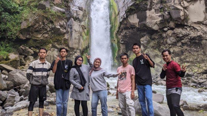 Sejumlah pengunjung menikmati Air Terjun Mangku Sakti di kaki Gunung Rinjani.