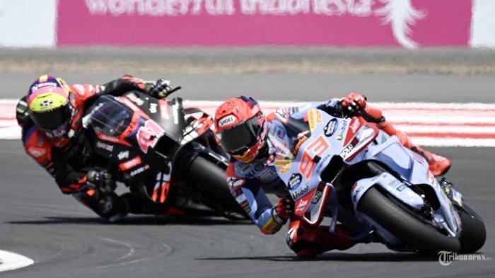ESPARGARO DAN MARQUEZ - Marc Marquez (kanan) mengikuti pemanasan jelang balapan MotoGP Grand Prix Indonesia di Sirkuit Internasional Mandalika, Nusa Tenggara Barat. Minggu (29 September 2024). Marquez balapan lagi besok Jumat (28/3/2025). (Foto Arsip September 2024). (SONNY TUMBELAKA/STR/AFP)