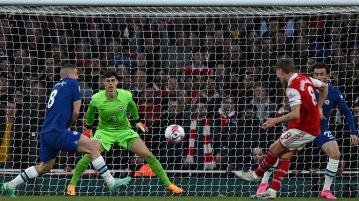 Penjaga gawang Chelsea, Kepa Arrizabalaga (kedua dari kiri), melihat bola tendangan Martin Odegaard yang membuahkan gol pertama The Gunners dalam pertandingan Premier League Arsenal vs Chelsea di Stadion Emirates, London, Rabu (3/5/2023) dini hari WIB. Arsenal menang 2-0.
