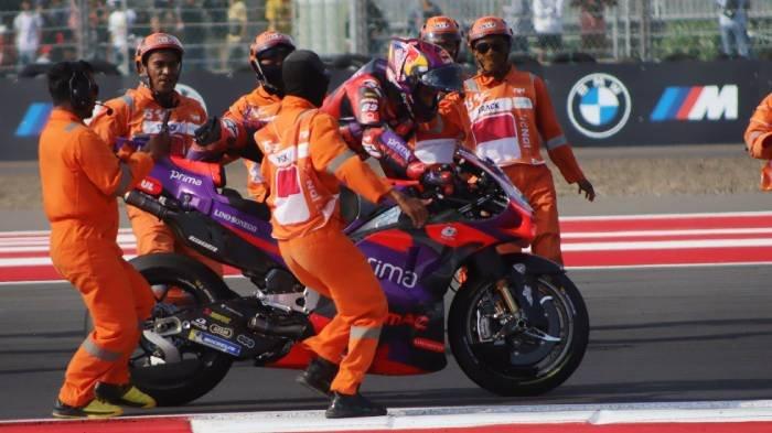 Pembalap MotoGP Jorge Martin diseru para marshal usai memenangi balap MotoGP di Sirkuit Mandalika, Minggu (29/9/2024).