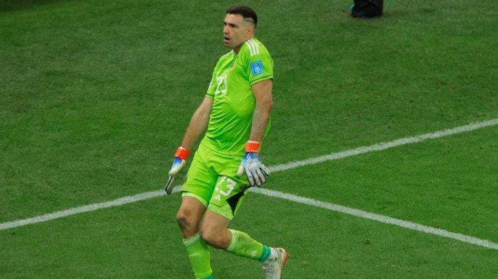 Emiliano Martinez menari setelah melihat tembakan penalti Aurelian Tchouameni melebar dalam laga final Piala Dunia 2022 antara Argentina vs Perancis di Stadion Lusail, Doha, Qatar, 18 Desember 2022.