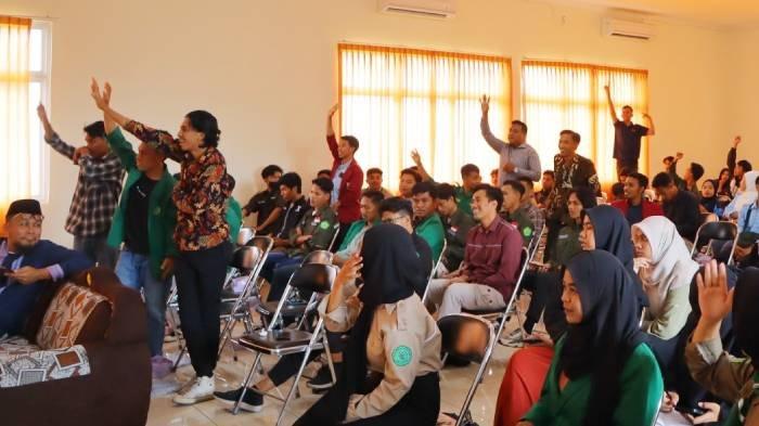 Para mahasiswa yang menjadi peserta diskusi Mata Lokal Memilih antusias mengangkat untuk bertanya dalam sesi diskusi, di kampus Universitas Muhammadiyah Mataram, Sabtu (16/12/2023).