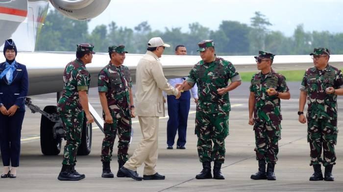 KAPAL INDUK: Komandan Korem 162/Wira Bhakti Brigjen TNI Agus Bhakti menyambut kedatangan Menteri Pertahanan RI Letjen TNI (Purn) Sjafrie Sjamsoeddin, saat meninjau kapal induk Charles De Gaulle milik Angkatan Laut Prancis, yang sandar di Pelabuhan Gili Mas, Lembar, Lombok Barat, Sabtu (1/2/2025). Pemerintah Indonesia berencana membeli jet tempur Rafale dari Prancis.