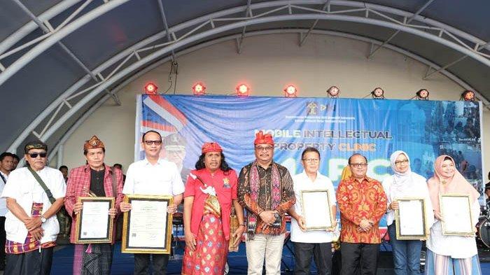 Wali Kota Mataram, Mohan Roliskana hadir dalam acara Mobile Intellectual Property Clinic (MIPC) di  Taman Loang Baloq, Mataram.