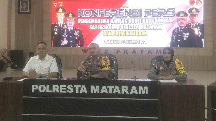 Kapolresta Mataram Kombes Pol Mustofa (tengah) didampingi Kasatreskirm Kompol I Made Yogi Purusa Utama, Kasi Humas Polresta Mataram Iptu Wiwin Widarti saat jumpa pers di gedung Wira Pratama Mataram, Selasa (31/10/2023)