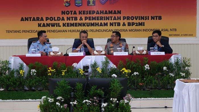 Kakanwil Kemenkumham NTB, Romi Yudianto menandatangani nota kesepahaman dengan Kapolda NTB, Gubernur NTB dan BP2MI pada Selasa 27 Juni 2023 di Rupatama Polda NTB.