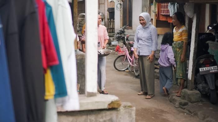 Hj Nurhidayah, bakal calon bupati Lombok Barat saat turun menyapa warga Lombok Barat, belum lama ini.
