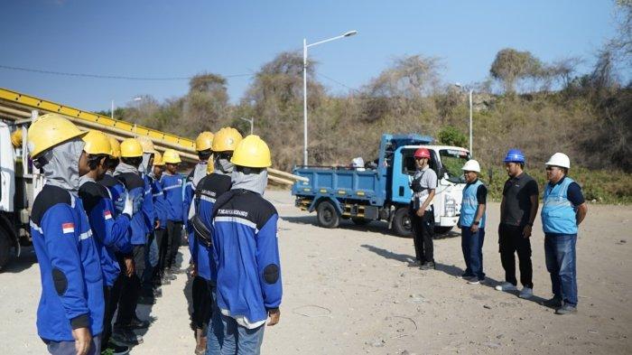 PT PLN (Persero) Unit Induk Wilayah Nusa Tenggara Barat meningkatkan layanan jam nyala listrik di Desa Labuhan Aji, Kecamatan Moyo, Kabupaten Sumbawa dengan listrik 24 jam setiap hari.