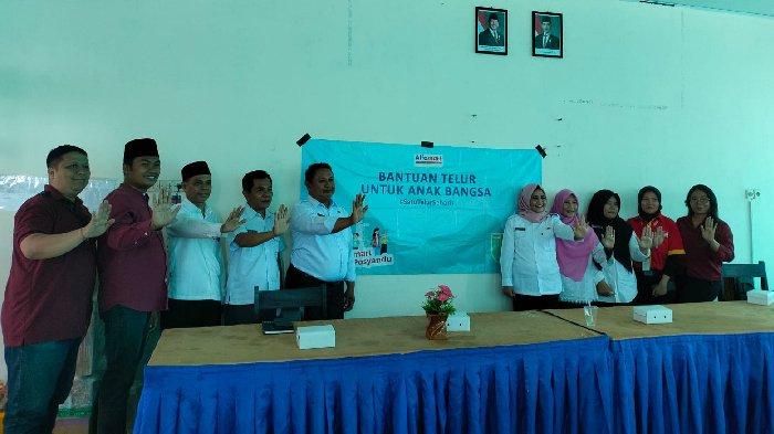 PROGRAM ALFAMART - Penyerahan bantuan secara simbolis dari tim management Alfamart kepada kepala Puskesmas Batu Yang, Lombok Timur.