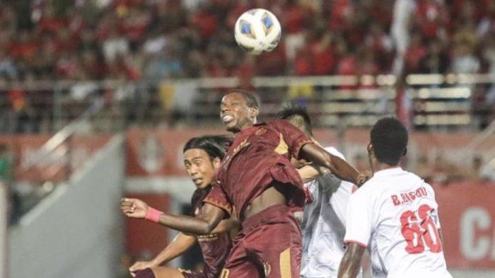 Pemain PSM Makassar Adilson Silva berduel saat pertandingan babak penyisihan Grup H Piala AFC 2023-2024 melawan Hai Phong yang berangkhir dengan skor 3-0 di Lach Tray Stadium Haiphong, Vietnam, Kamis (21/9/2023) malam.