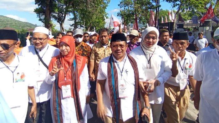 Paket psangan H. Lalu Ahmad Zaini - Hj. Nurul Adha (LazAdha) saat mendaftar ke KPU Lombok Barat, Rabu (28/8/2024).