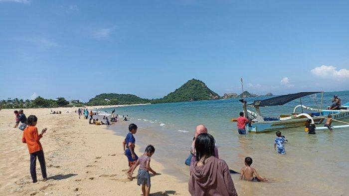 Pantai Kuta Mandalika jadi salah satu destinasi pilihan warga saat liburan lebaran topat.