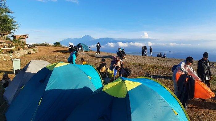 Para wisatawan yang tengah camping di Bukit Mantar, Sumbawa Barat