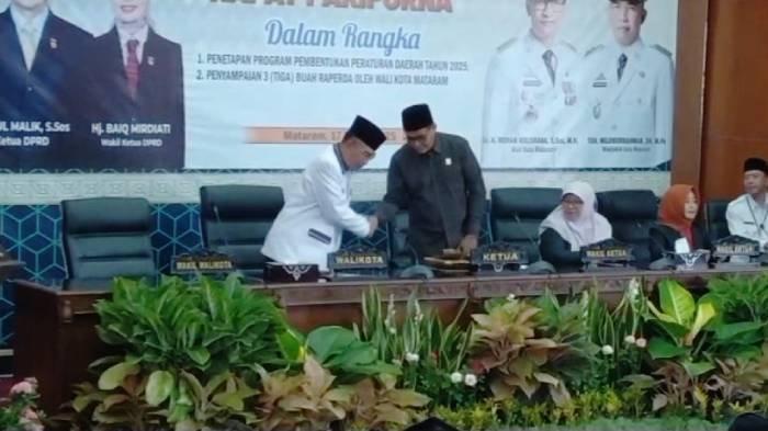 PIMPINAN DEWAN - Ketua DPRD Kota Mataram H Abdul Malik menyalami Wakil Wali Kota Mataram TGH Mujiburrahman usai penyampaian usulan 3 buah Raperda dalam rapat paripurna DPRD Kota Mataram, Senin (17/3/2025). Tiga Raperda yang diusulkan eksekutif yakni Rencana Tata Ruang, Rencana Induk Pembangunan Kepariwisataan Daerah, dan Raperda Rumah Sakit Umum Daerah H.Moh. Ruslan.