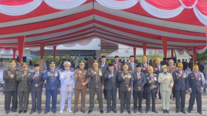 Kepala Kantor Wilayah Kemenkumham NTB, Parlindungan pose bersama para pejabat lainnya saat menghadiri Upacara Hari Pahlawan yang diselenggarakan Gubernur NTB di Mataram pada Jumat (10/11/2023).