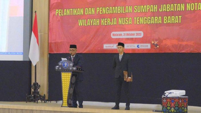Kakanwil Kemenkumham NTB, Parlindungan saat melantik 64 notaris di aula Kanwil Kemenkumham NTB di Mataram pada Selasa (31/10/2023).