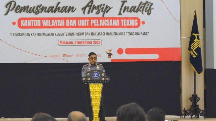 Kepala Kantor Wilayah Kemenkumham NTB, Parlindungan saat acara pemusnahan arsip di aula Lantai III kantor Kemenkumham NTB di Mataram, Kamis (2/11/2023).