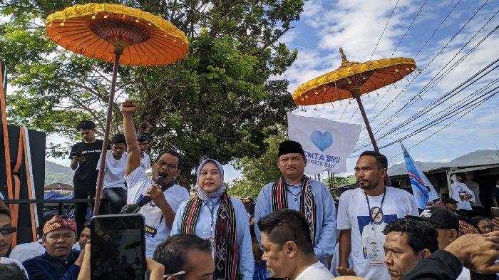Pasangan bakal calon bupati dan wakil bupati Kabupaten Lombok Barat, Nurhidayah dan Imam Kafali (Dayah-Kafali) saat mendaftar ke kantor Komisi Pemilihan Umum (KPU) pada Rabu (28/8/2024).