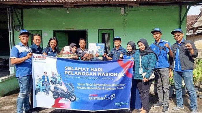 Branch Manager Yamaha area NTB, Verdhy Govianto dan tim mengantarkan langsung motor kepada pelanggan.