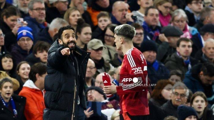 INSTRUKSI RUBEN AMORIM - Pelatih kepala Manchester United asal Portugal Ruben Amorim (kiri) memberikan arahan kepada gelandang Manchester United asal Argentina #17 Alejandro Garnacho selama pertandingan sepak bola Liga Primer Inggris antara Ipswich Town dan Manchester United di Portman Road di Ipswich, Inggris timur pada 24 November 2024. Pelatih Ruben Amorim bakal memberikan kesempatan kepada para pemain muda Manchester United untuk tampil musim ini. (Foto oleh Darren Staples / AFP) (Foto arsip November 2024).