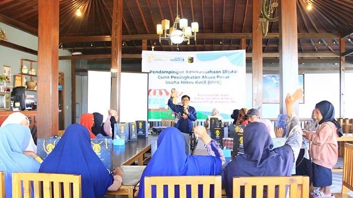 Anggota tim dari DPPM UI dan UN Women saat memberikan pelatihan dan pendampingan kewirausahaan digital untuk para pelaku UMKM di Sembalun, Lombok Timur.