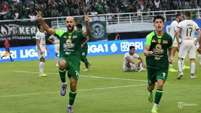 PERSEBAYA BERPELUANG MENANG - Pemain Persebaya Rashid melakukan selebrasi bersama rekan satu tim usai mencetak gol kedua Persebaya saat melawan Persija di Stadion Gelora Bung Tomo (GBT) Surabaya, Jumat (22/11/2024). (SURYA/HABIBUR ROHMAN)