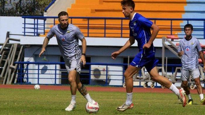 Pemain Persib Bandung Matoe Kocijan (kanan) berusaha mengontrol bola dari kawalan Marc Klok saat gim internal di Stadion Sport Jabar, Arcamanik, Bandung, Jumat (12/7). Pelatih Bojan Hodak melalui gim ini memantau perkembangan kondisi stamina pemain pascalibur panjang Liga 1 2023/2024.