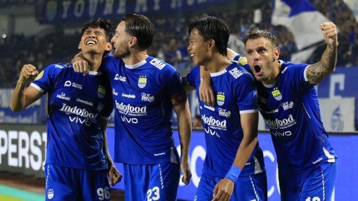 RAYAKAN GOL - Pemain Persib Bandung, Ryan Kurnia merayakan golnya ke gawang Persik Kediri bersama rekan-rekannya pada pertandingan lanjutan Liga 1 2024-2025, di Stadion Gelora Bandung Lautan Api (GBLA), Gedebage, Kota Bandung, Jawa Barat, Rabu (5/3/2025).