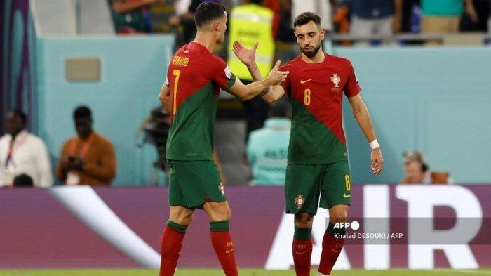 Pemain Portugal, Cristiano Ronaldo (Kiri) dan Bruno Fernandes (Kanan) saat di Piala Dunia 2022. Bruno Fernandes mengambil peran penting bagi Portugal saat Cristiano Ronaldo absen di FIFA Matchday melawan Finlandia, Rabu (5/6/2024).