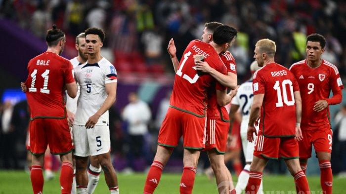 Pemain Wales (berbaju merah) dan AS saling menyapa setelah bermain imbang 1-1 dalam pertandingan sepak bola Grup B Piala Dunia 2022 Qatar antara AS dan Wales di Stadion Ahmad Bin Ali di Al-Rayyan, barat Doha pada 21 November 2022.