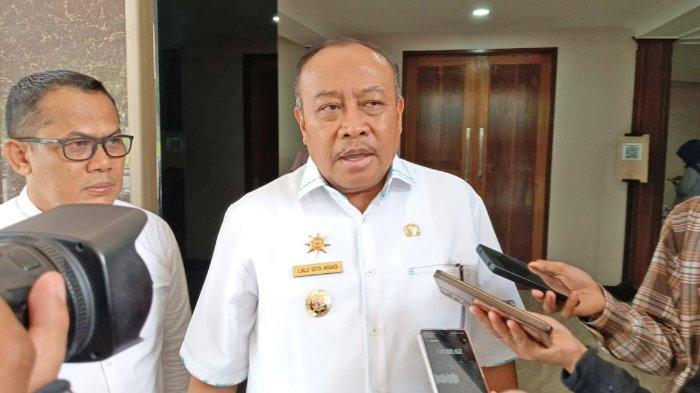 Pj Gubernur NTB H Lalu Gita Ariadi usai menghadiri rapat bersama TPID di Gedung Sangkareang, Jumat (12/1/2024).