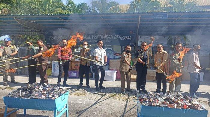 Bea Cukai Mataram memusnahkan barang hasil sitaan selama periode Agustus 2022 hingga Maret 2023 pada hari Selasa (18/7/2023).