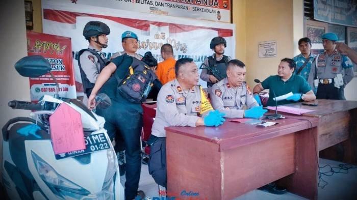 Konferensi pers penangkapan pria pencuri sepeda motor untuk modal judi online di Polsek Kuripan, Lombok Barat, Sabtu (30/12/2023).