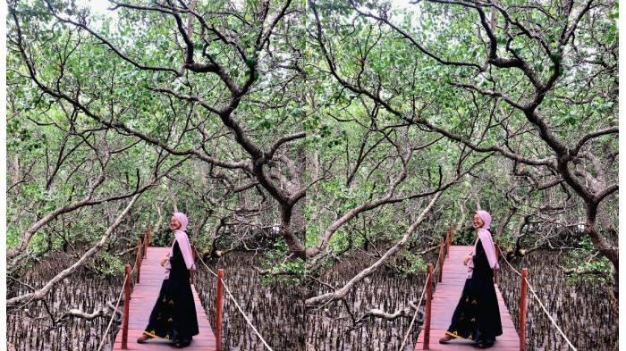Pengunjung yang berfoto di Ekowisata Bale Mangrove Jerowaru