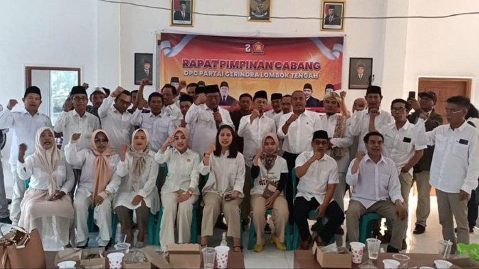 Pengurus DPC Gerindra Lombok Tengah. Mereka mengusulkan Prabowo-Gibran sebagai pasangan capres dan cawapres di Pilpres 2024.