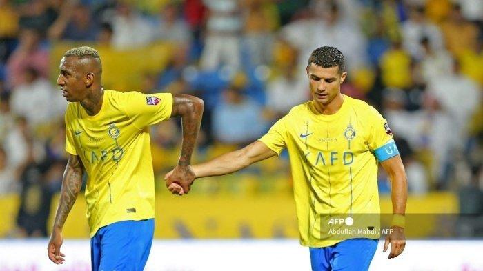 Penyerang Al Nassr asal Portugal Cristiano Ronaldo berjalan bersama Anderson Talisca (kiri) pada pertandingan sepak bola semifinal Piala Champions Klub Arab 2023 melawan Al-Shorta di Stadion Pangeran Sultan bin Abdul Aziz, pada 9 Agustus, 2023.