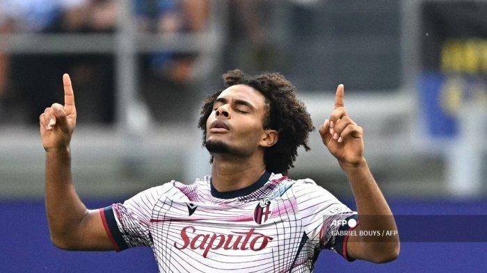 Penyerang Bologna asal Belanda #09 Joshua Zirkzee melakukan selebrasi. Zirkzee rela membatalkan liburan demi membela Belanda di Euro 2024.