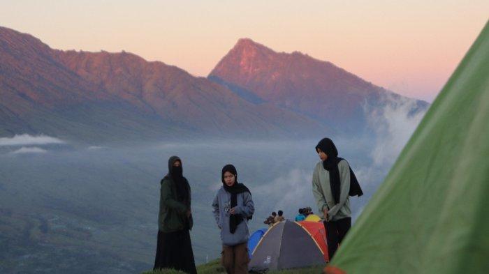 Penampakan Keindahan Bukit Pergasingan di pagi Hari dan Malam Hari pada Sabtu (13/4/2024
