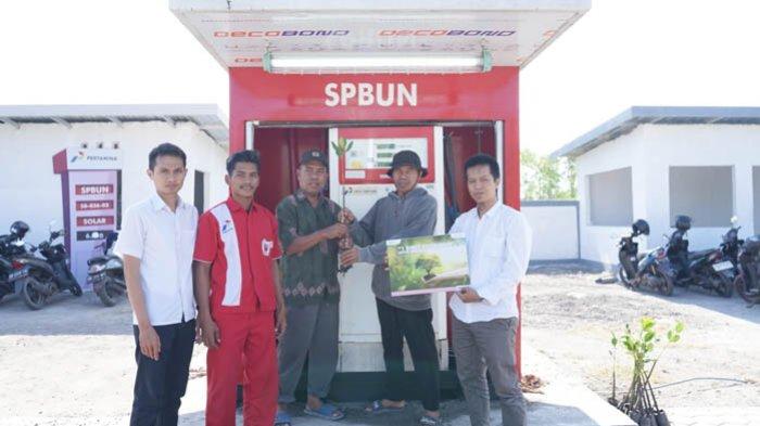 Pertamina membagikan bibit pohon bakau kepada para konsumen yang melakukan pembelian BBM Solar di SPBU Nelayan.