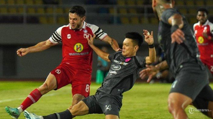 BARITO MENANG TIPIS - Pesepak bola Persis Solo, Sho Yamamoto (tengah) melakukan tekel terhadap pesepak bola Barito Putera,Lucas Morelatto (kiri) dalam lanjutan Liga 1 di Stadion Manahan, Solo, Selasa (3/12/2024) malam. Barito Putera berhasil menang 2-1 saat menjamu Semen Padang di Stadion Demang Lehman dalam lanjutan pekan ke-22 Liga 1 2024/2025, dan bikin persaingan zona merah makin seru.