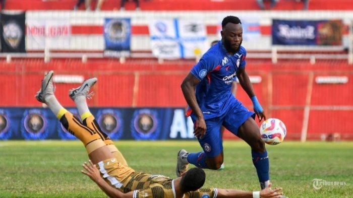 AREMA DIPREDIKSI MENANG - Pesepakbola Arema FC, Charles Lokoli Ngoy (kanan) berebut bola dengan pesepakbola Dewa United dalam pertandingan Liga 1 2024/2025 di Stadion Soepriadi, Kota Blitar, Jawa Timur, Senin (12/8/2024). Arema kalahkan PSS Sleman 6-2 pada pekan 23 Liga 1 2024/2025, Senin (17/2/2025).