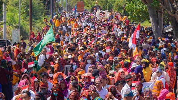 Masyarakat Bima saat pawai rimpu tahun 2023.