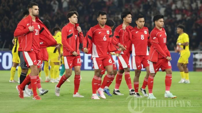BABAK SEMIFINAL - Pesepak bola Timnas U-23 Indonesia sebelum melawan Timnas Malaysia pada pertandingan penyisihan Grup A Piala AFF U-23 di Stadion Utama Gelora Bung Karno (SUGBK), Jakarta, Selasa (15/7/2025).