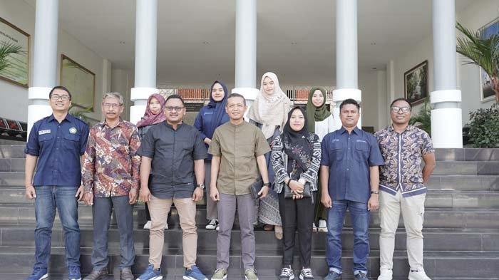 Jajaran pimpinan Unizar Mataram pose bersama dan tim TribunLombok.com, Rabu (5/7/2023).