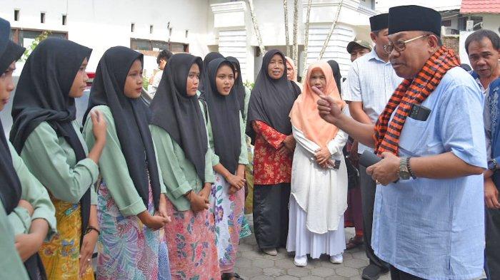 Pj Gubernur NTB H Lalu Gita Aryadi menyapa siswa-siswi di Lombok Tengah saat Jumat Salam, Jumat (26/1/2024).