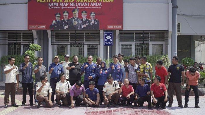 Para pegawai Kanwil Kemenkumham NTB dan tim Damkar Kota Mataram pose bersama seusai simulasi penanggulangan kebakaran serta kondisi darurat di lapangan Kanwil Kemenkumham NTB, Jumat (3/11/2023).