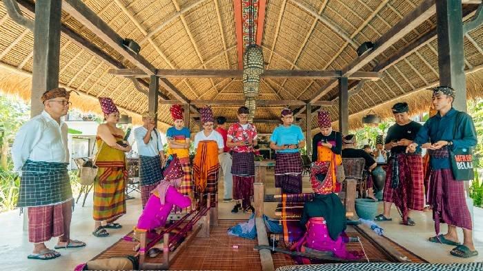 Potret wisatawan dari Bali yang melihat dan belajar proses pembuatan kain tenun khas Lombok Utara di Sudamala Resort Senggigi, (26/5/2024).
