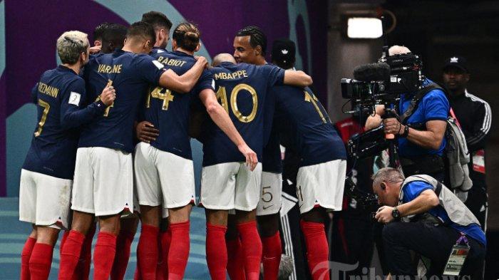 Para pemain Timnas Prancis melakukan selebrasi setelah Aurelien Tchouameni mencetak gol pertama timnya dalam laga sepak bola perempat final Piala Dunia Qatar 2022 antara Inggris melawan Prancis di Stadion Al-Bayt, di Al Khor, utara Doha, Qatar, Sabtu (10/12/2022) waktu setempat.