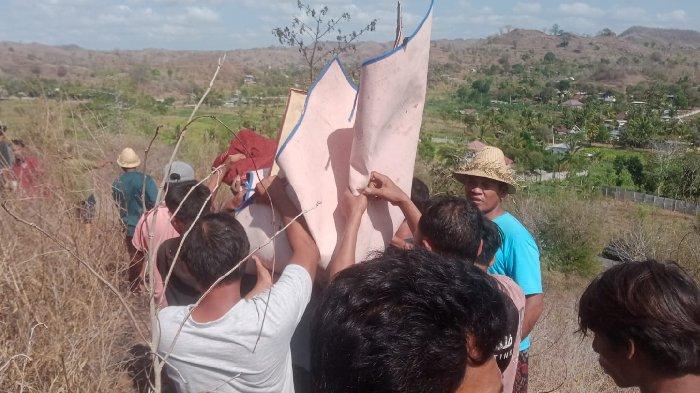 Proses evakuasi Minakum alias Amaq Ayim ditemukan tewas dengan luka bakar disekujur tubuhnya ditemukan di Gunung Nandus, Lombok Tengah, Jumat (25/10/2024).